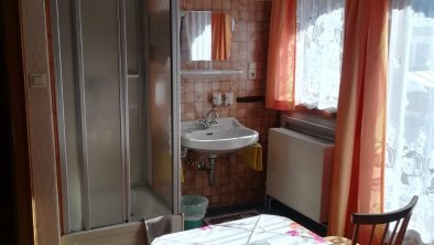 Dusche im Zimmer