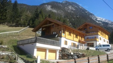 Im Vordergrund Hütte und im Hintergrund das Chalet