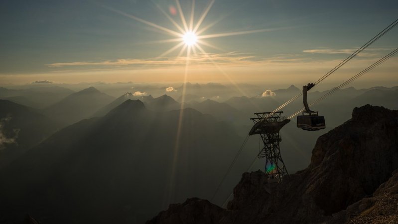 Enjoy a fantastic meat fondue and uninterrupted panoramic views from the top of Zugspitze, © Tiroler Zugspitzbahn