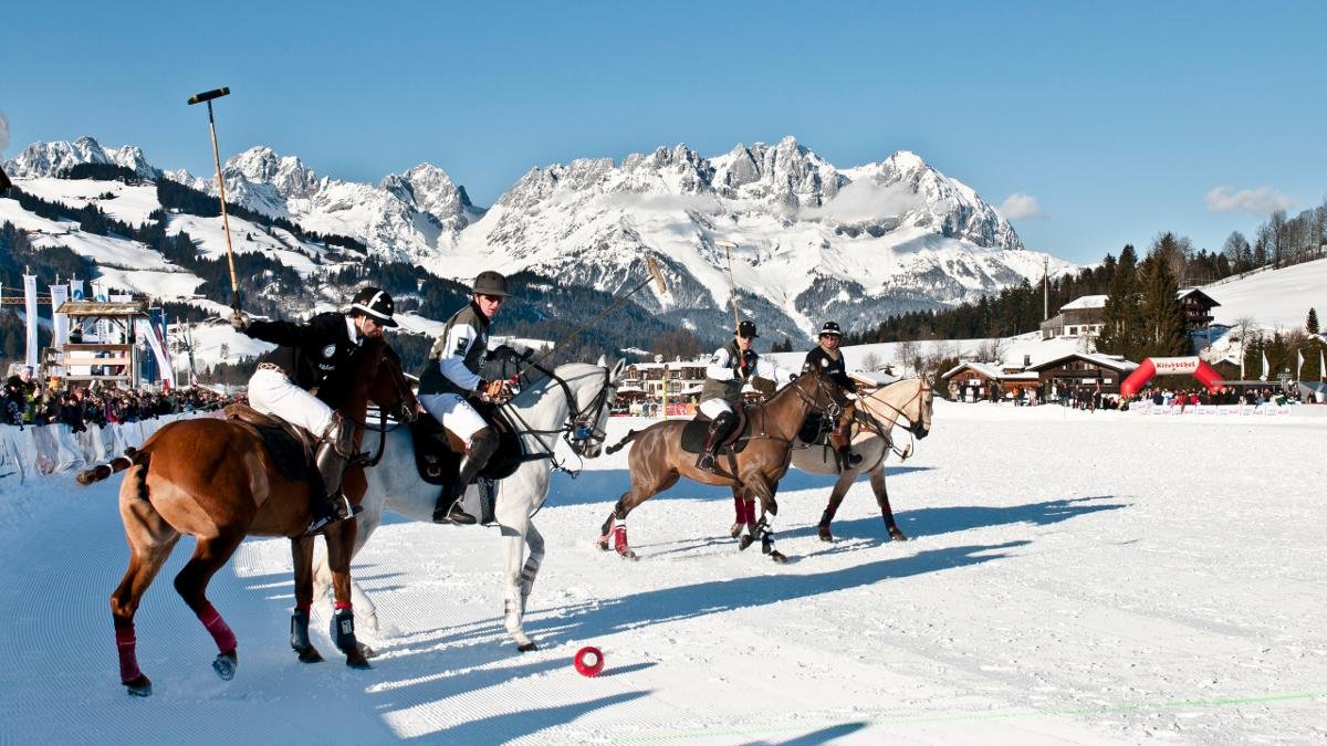 Mid-January sees celebrities and polo fans arrive in Kitzbühel en masse for the world’s largest snow polo tournament. With admission to the games free of charge, the Snow Polo World Cup is an excellent opportunity to learn more about this fast and frenetic sport., © Kitzbühel Tourismus