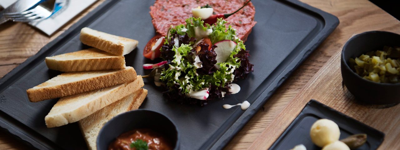 Haute cuisine at the Wedelhütte hut, © Tirol Werbung/Frank Bauer