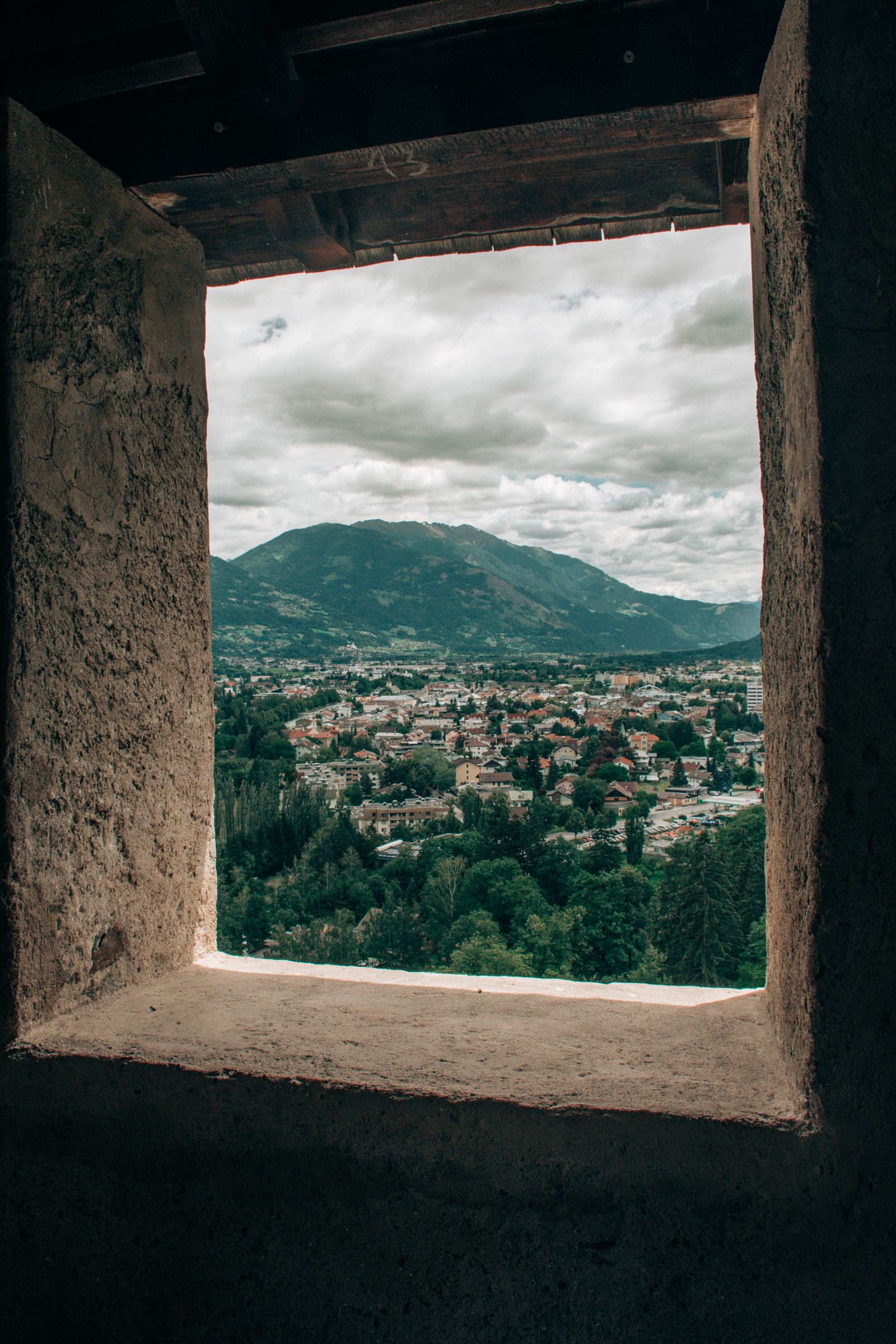 Ausblick durch ein Fenster vom Burgturm, Sicht über die Stadt Lienz auf die Osttiroler Berge