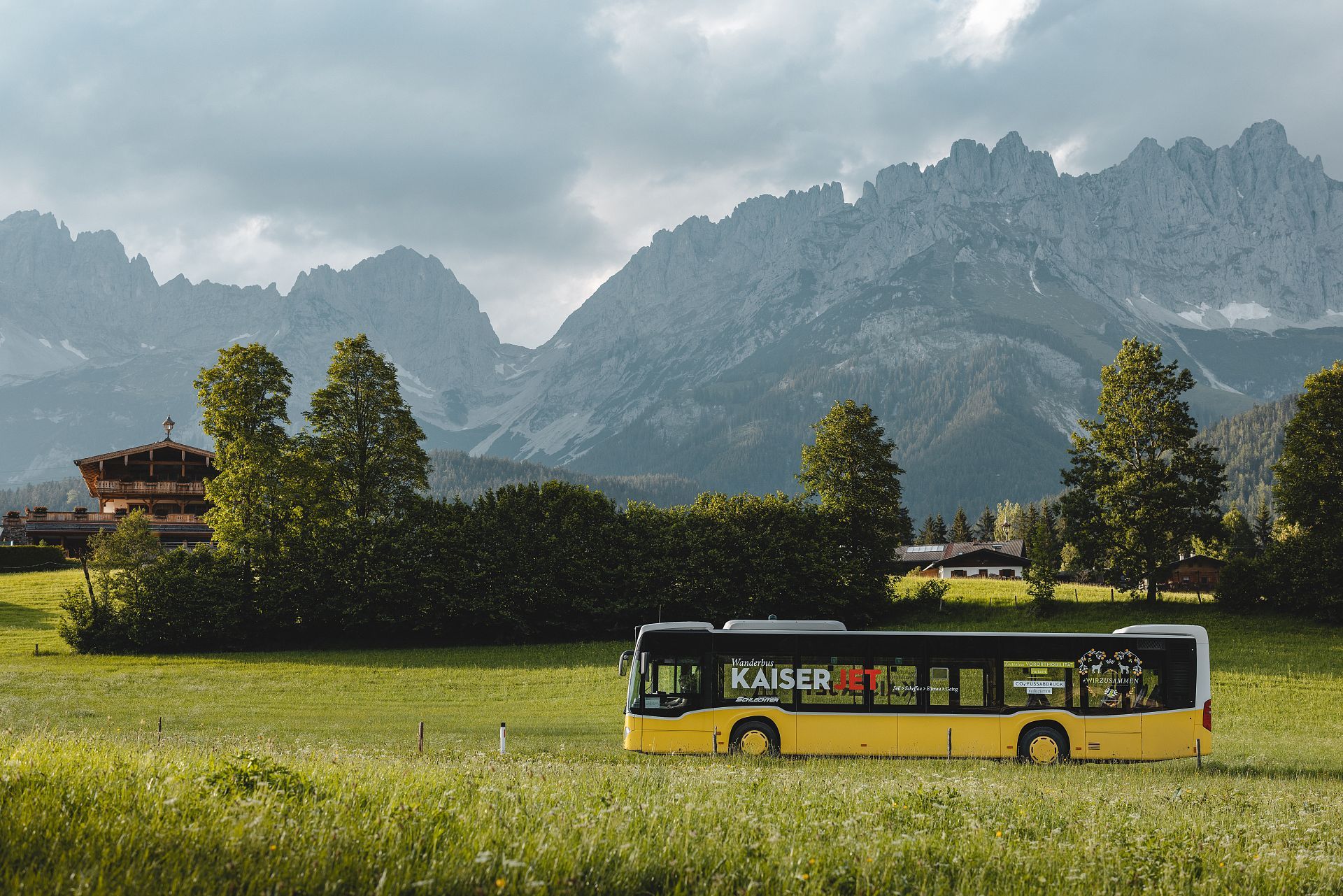 Linienbus Kaiserjet vor dem Gebirge Wilder Kaiser