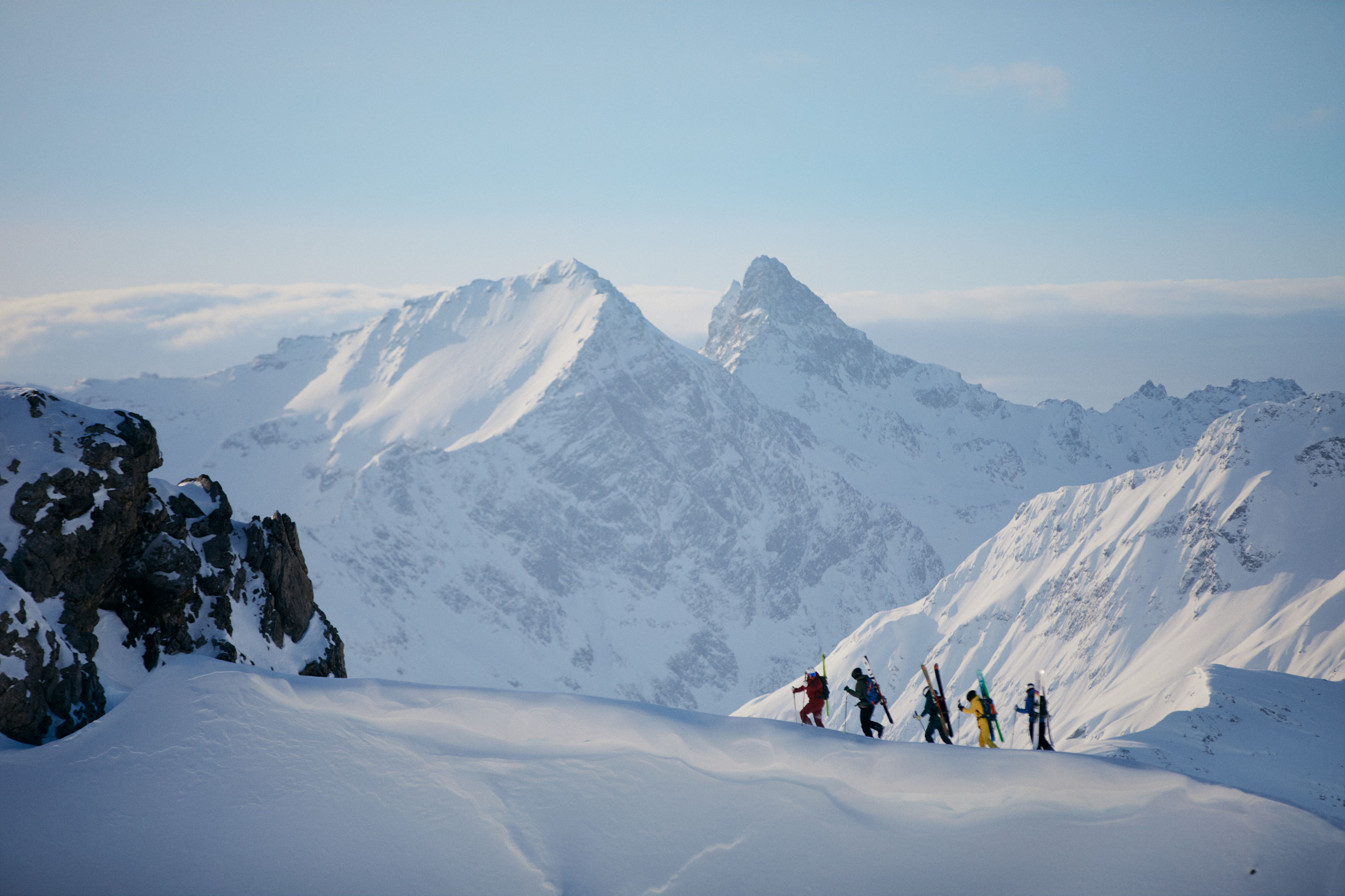 Skifahrer machen sich auf dem Weg zum Gipfel des Schindlergrats