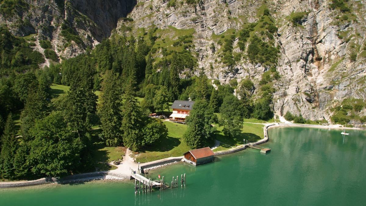 The walk from Pertisau along the lake to the Gaisalm followed by a boat trip back across the lake to Pertisau is popular with local families., © Achensee Tourismus