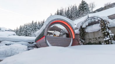 kartnaller_neustift_stubai_saunafass_verschneit_wi