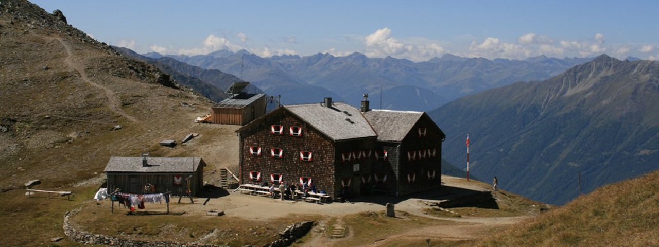 The Glorer Hütte at the foot of the Großglockner mountain, © Tirol Werbung