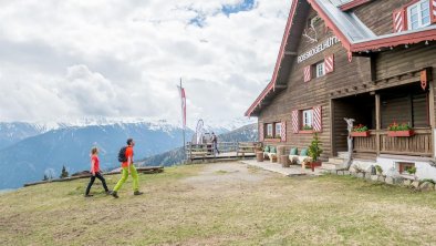 Rosskogelhütte mit Wanderer