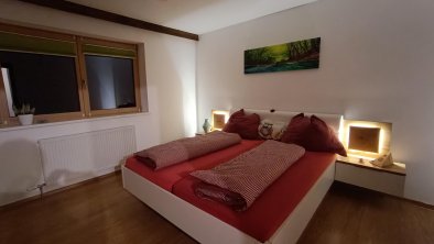 Kathrins_Alpbachtal Schlafzimmer beleuchtet