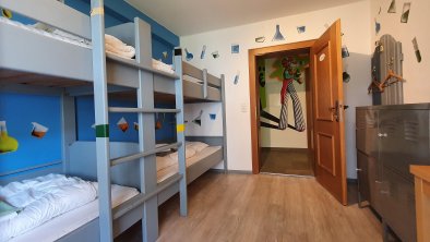 4-bed-room, © Alpking Hostel