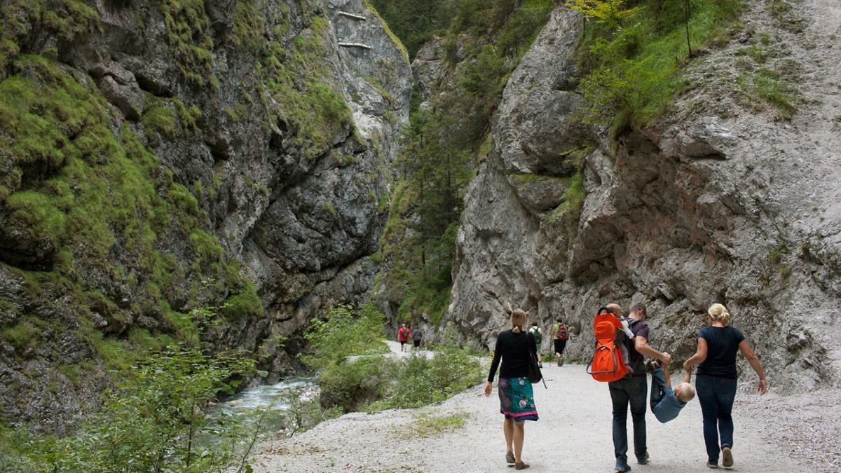 A wide walkway suitable for children and wheelchair users makes the Kundler Klamm canyon and the Wildschönauer Ache river which flows through it easily accessible for everyone. The rock faces on both sides of the canyon are up to 200m high., © Tirol Werbung/Alexander Ziegler