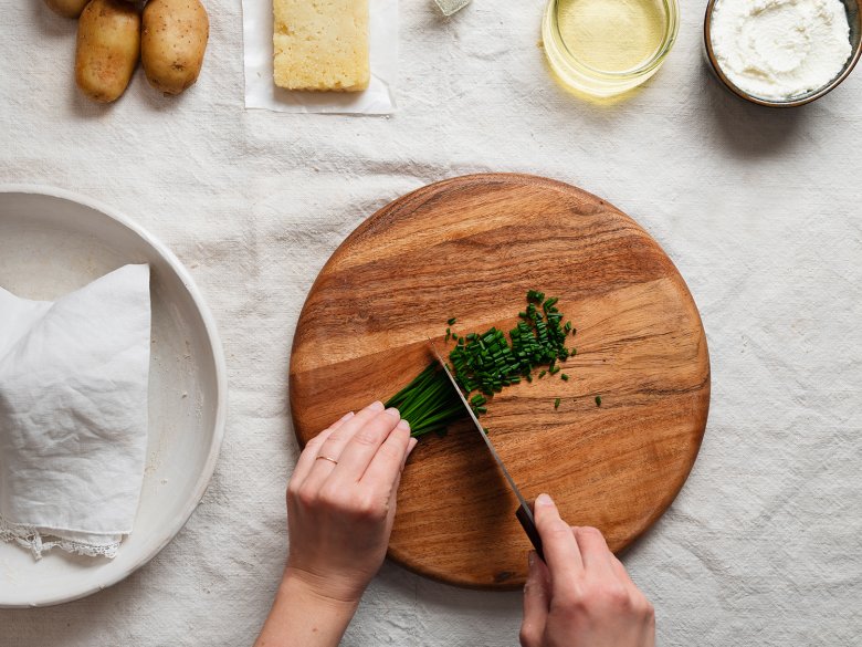 Cut the chives finely.