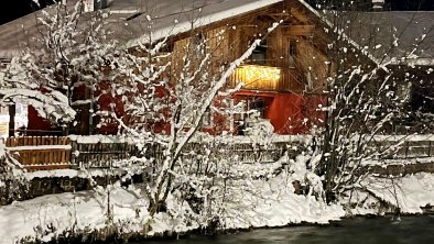 Ferienhaus bei Nacht Rückseite