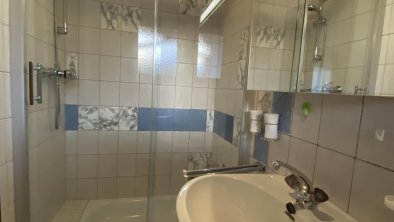 Brause samt WC für Zimmer 1