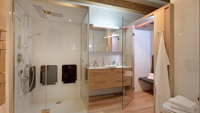 Badezimmer m. Infrarotkabine und Dampfdusche