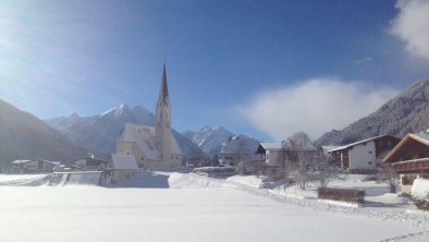 Kirchenansicht im weißen Kleid