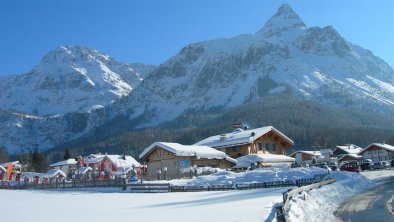 Skischule vor dem Haus