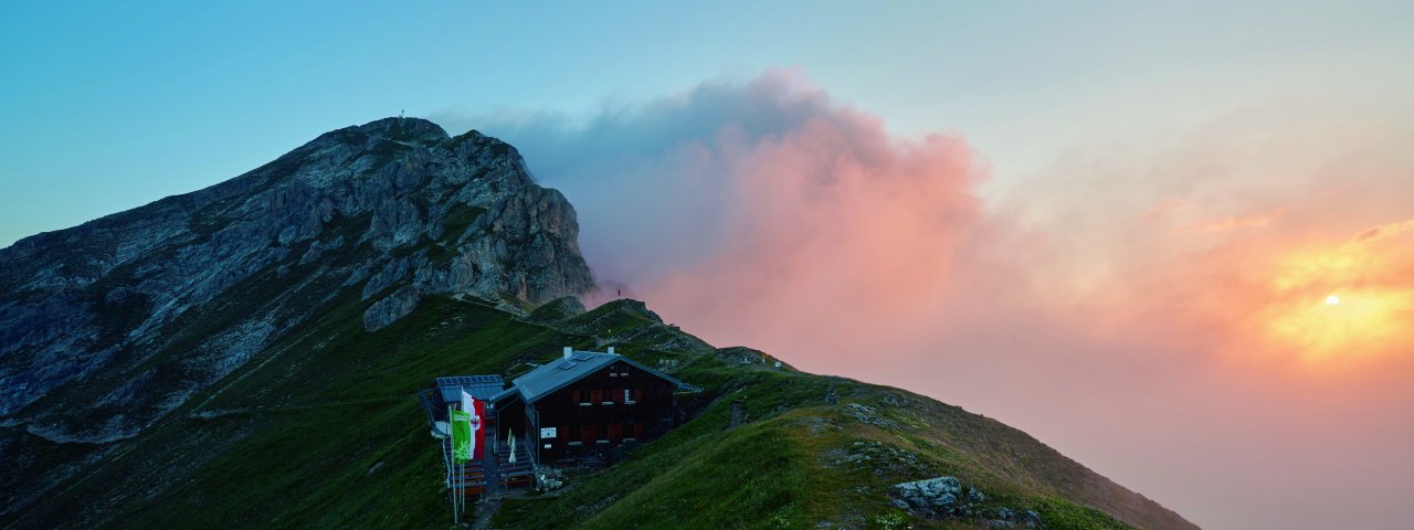 The Nördlinger Hütte with the Reither Spitze in the background, © Region Seefeld /Sebastian Stiphout