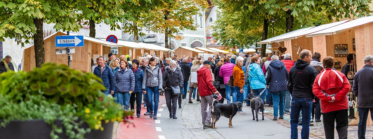 Reutte’s autumn fest lines up over 50 local food vendors, arts, crafts and design along the bustling historic center of Untermarkt, © Michael Böhmländer