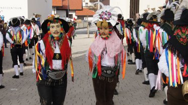 Wooden masks, lederhosen and hats: The Patscher Schellenschlagerinnen continue the tradition until today, © Tanja Reitmair