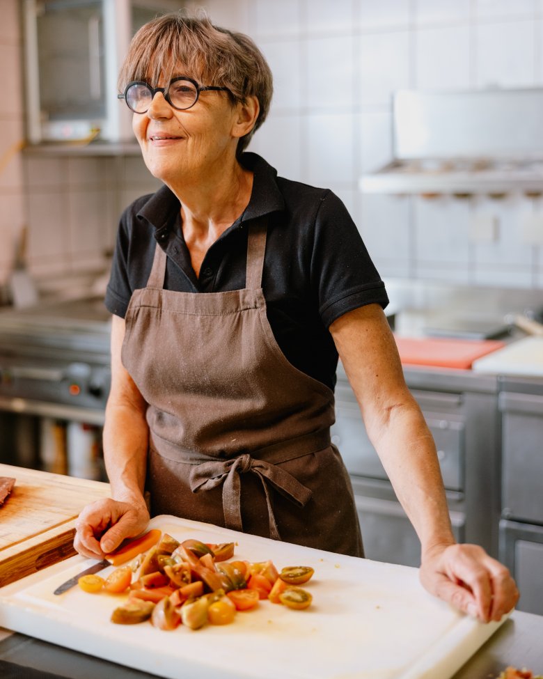 Georg&#39;s mother, Monika, is in charge of salads at the Gasthaus Nester. She is always in search of the perfect mix of ingredients., © Tirol Werbung / Ramon Haindl