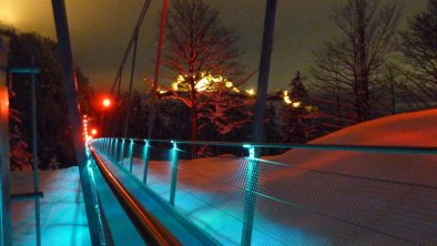 Highline179 bei Nacht mit Blick auf die Ruine Ehrenberg