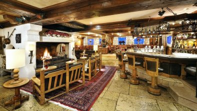 Hotelbar mit offenem Kamin - Arlberg Hospiz