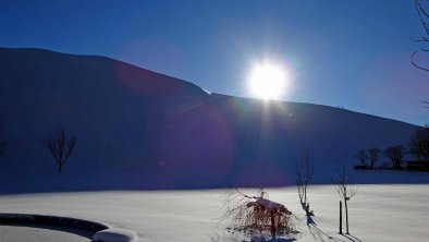 Blick auf den Wiesinger Bühel bei Sonnenuntergang