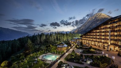 Außenansicht in der Nacht, © Interalpen-Hotel Tyrol