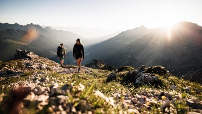 Bergsteigen im Sonnenaufgang