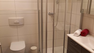 Badezimmer mit Dusche u. WC