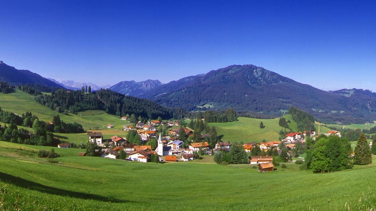 Jungholz lies somewhat off the beaten track but is definitely worth a visit. This village, which officially lies within German territory but is nevertheless part of Austria, is famous for its herb gardens full of medicinal herbs, tea plants and scented plants. A large herb market is held every year in August., © Tannheimer Tal