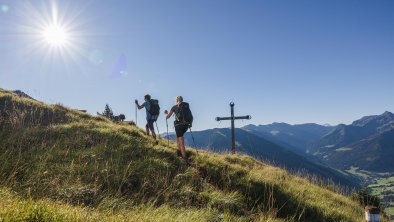 Wanderung Hochstrickl Alpbach Sommer Paar Gipfel W, © Alpbachtal Tourismus