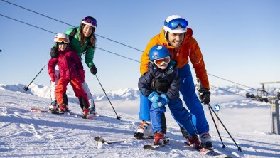 Skiing at Hochkössen, © TVB Kaiserwinkl Fotograf Bergmann