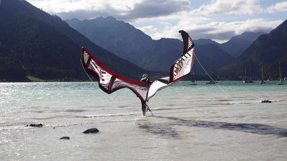 Sailing, surfing, kiting – Lake Achensee offers watersports in front of a majestic backdrop. Rental equipment is available for sailing, canoeing and surfing. The lake’s calm waters are also ideal for trying out the latest trend among watersports enthusiasts: Stand Up Paddling (SUP)., © Tirol Werbung/Ziegelböck Maria