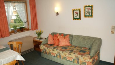 Wohnung 1: Wohnzimmer mit Ausziehcouch