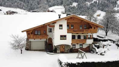 Landhaus Winter von vorne