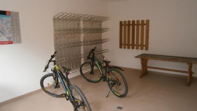 Closed hot and dry areas for shoes, skis, bikes on the ground floor!, © J. A.