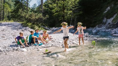 hd-kinder-spielen-am-bach-im-pillerseetalÂ©tirolwe