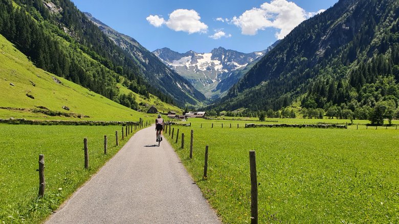 Roadbike riding in the Zillertal Valley, © Jannis Braun 