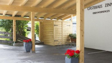 Appartements Zinner-Pale Eingang mit Carport