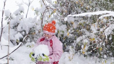 Playing in the snow of the natural garden, © R. Fuchs