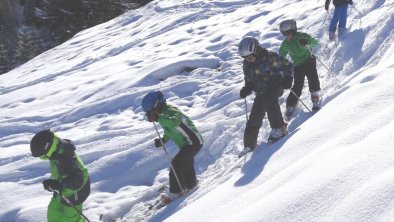 Kinder_Hof_skifahren_c_Christine