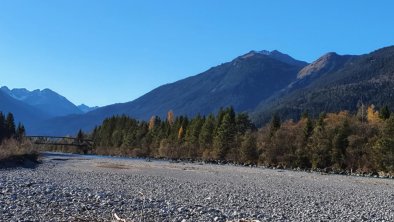 Lechufer mit Blick ins Lechtal