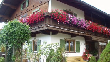 Haus mit Blumenpracht