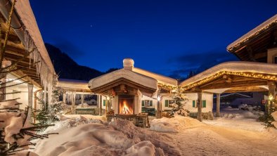 Jagdschlössl hotel - Courtyard with open fireplace