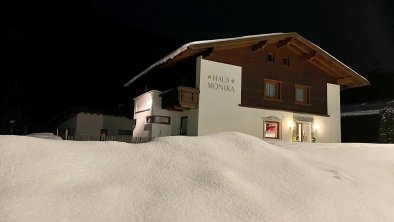 Haus Monika bei Nacht