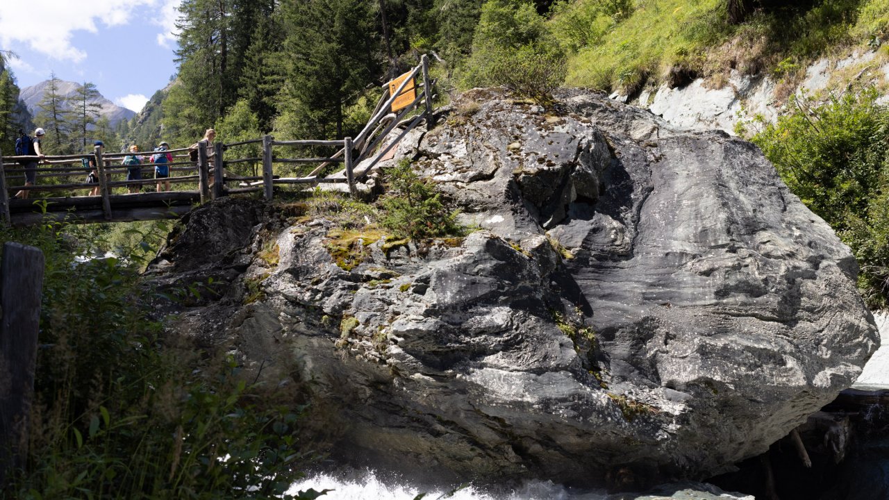 Above the village of Pr&auml;graten the Isel is at its wildest. The trail crosses it at several points using wooden bridges.