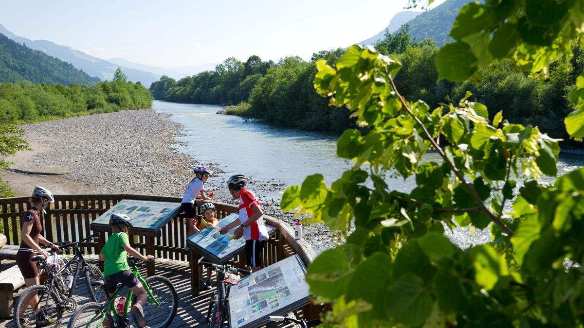 Visitors can explore the riverbank on foot using the adventure trail from Kirchdorf to Erpendorf or, alternatively, ride along the cycle path. The river is also home to many rare bird species. In spring, summer and autumn it is a popular place for running., © Franz Gerdl