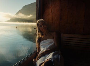 Relaxing on the shores of Lake Achensee, © Tirol Werbung / Ramon Haindl